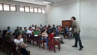 Estudiante domina seis idiomas y enseña voluntariamente inglés a niños de bajos recursos en Iquitos