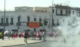 Protestas en Lima: Policía lanza bombas lacrimógenas para normalizar tránsito en óvalo Grau
