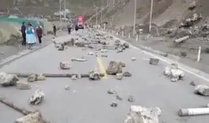 Junín: personas que buscan despejar vía bloqueada son agredidos con piedras lanzadas de los cerros
