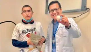Sujeto le regala una gallina a reconocido neurocirujano tras operarlo de un tumor cerebral