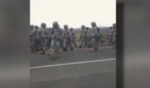 Puno: personal del Ejército ayuda a la policía a desbloquear carreteras