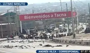 Manifestantes bloquean carretera con piedras en la salida de Tacna