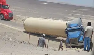 Por bloqueo de la Panamericana Sur: camión cisterna volcó cuando cruzaba desierto de Ica