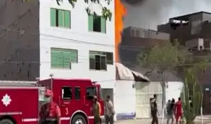 Incendio consume taller mecánico en SMP: se trataría de un negocio informal, según vecinos