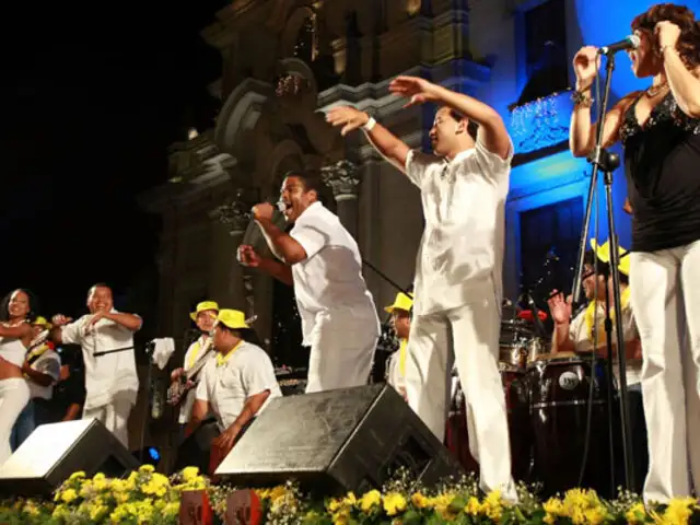Peruanos reciben el Año Nuevo 2023 con baile, música y deseos de prosperidad