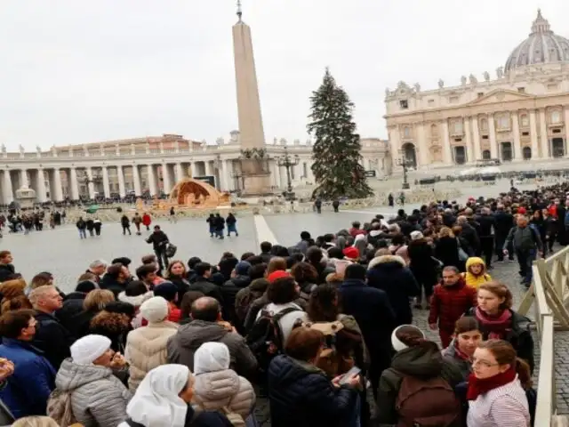 Largas colas para acceder a la capilla ardiente de Benedicto XVI en la basílica de San Pedro