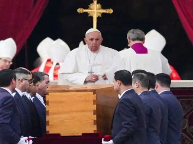 Papa Francisco da último adiós a Benedicto XVI ante miles de fieles en la plaza de San Pedro