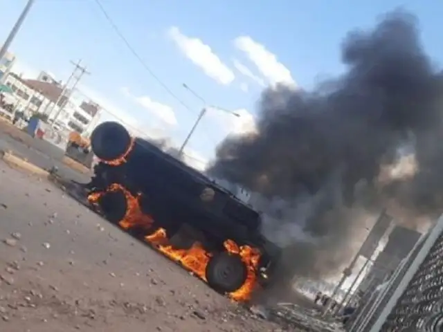 Puno: Enfrentamiento con manifestantes deja 2 policías heridos y un vehículo de la PNP incendiado