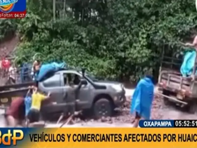 Alerta en Oxapampa: vehículos y comerciantes afectados por caída de dos huaicos en carretera
