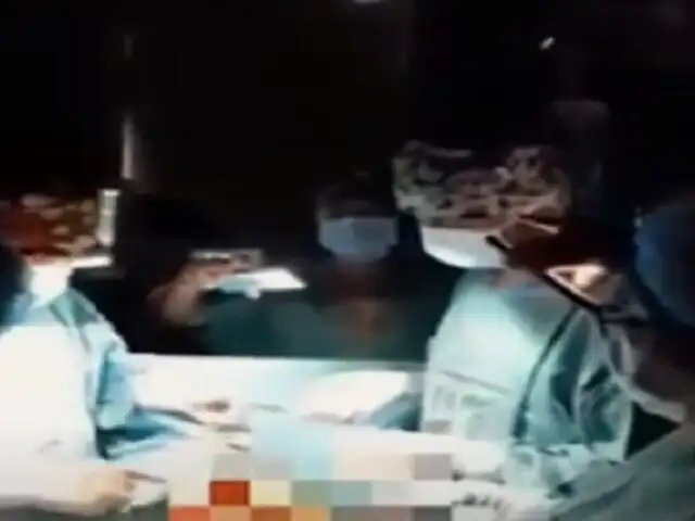 Médicos realizan cesárea alumbrándose con luces de celulares en Tumbes