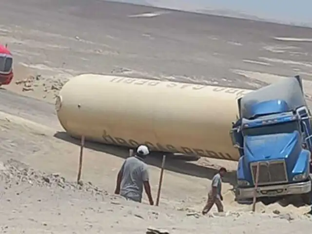 Por bloqueo de la Panamericana Sur: camión cisterna volcó cuando cruzaba desierto de Ica
