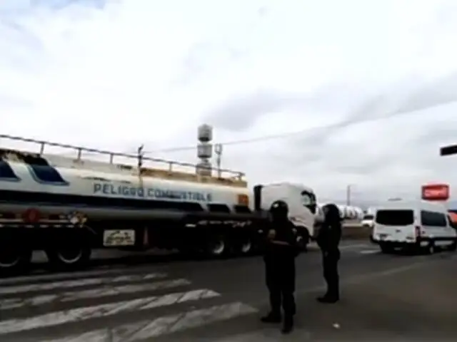 Sin hacer uso de la fuerza: PNP y Militares liberan Panamericana Sur en zona de Barrio Chino