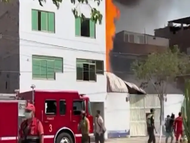 Incendio consume taller mecánico en SMP: se trataría de un negocio informal, según vecinos