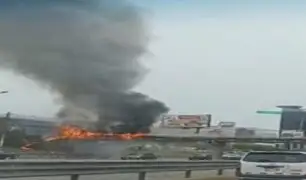 Incendio en puente peatonal del Paseo de la República: Siniestro habría sido provocado