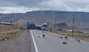 Decenas de transportistas están varados hace más de 30 días en la carretera Puno-Desaguadero
