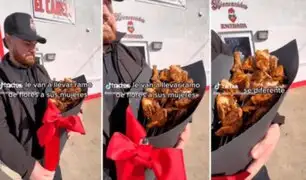 ¿Adiós a las flores?: Emprendedor ofrece ramo de pollito asado por San Valentín