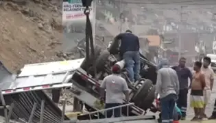 Collique: camión cargado de fierros vuelca en “Pasamayito”