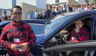 Alumnos regalan auto a profesor peruano que tardaba horas en llegar a colegio