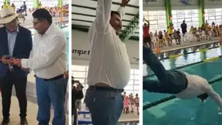 Alcalde de Arequipa se lanza a la piscina municipal en camisa durante inauguración