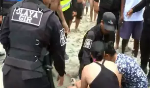 Hombre se ahoga en playa Agua Dulce y no hay salvavidas: familia y amigos intentan socorrerlo