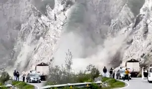 Ayacucho: captan momento en que enormes rocas se desprenden de cerro y casi impactan vehículos