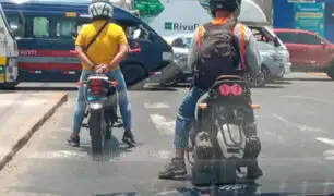Captan a motociclistas invadiendo paso peatonal en transitado cruce de avenidas en el Callao