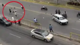 Av. Brasil: joven continúa grave tras choque entre auto y motocicleta