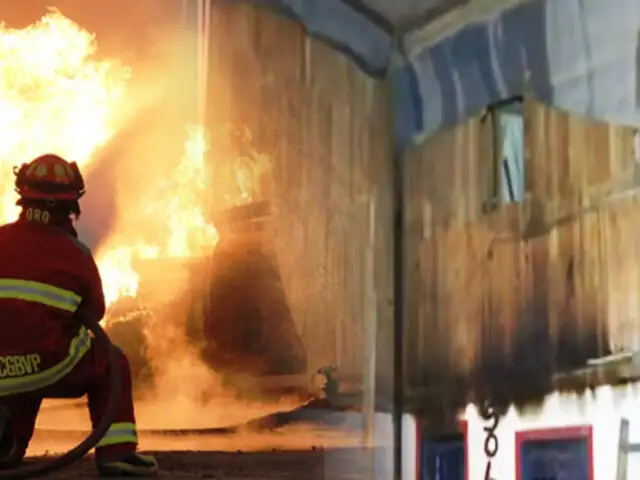 Incendio consume un taller mecánico en SJL