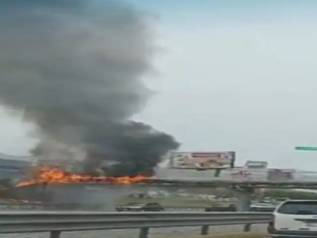 Incendio en puente peatonal del Paseo de la República: cortocircuito habría provocado el siniestro