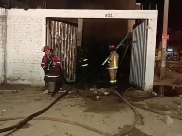 Llamas casi alcanzan viviendas colindantes: incendio destruye un almacén de madera en SMP