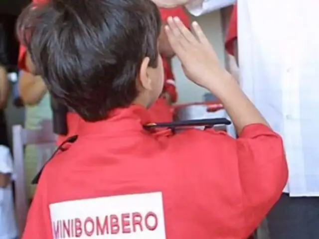 Cursos de mini bomberos enseña primeros auxilios a niños
