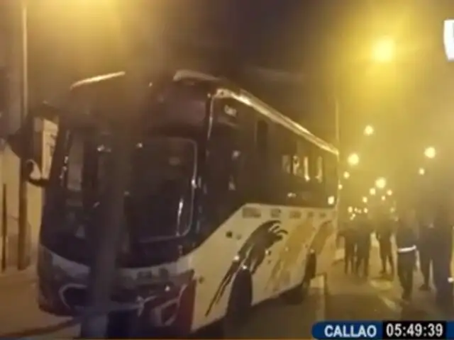 Bus de transporte público 'Roma' impacta contra poste en el Callao