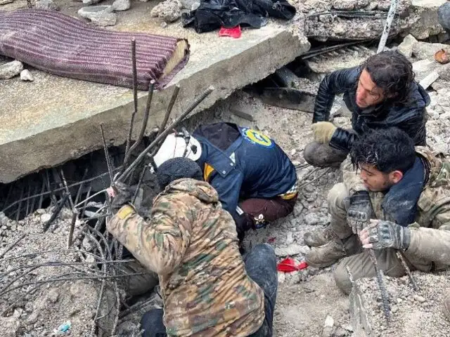Niña rescatada bajo escombros se convierte en símbolo del terremoto ocurrido en Turquía