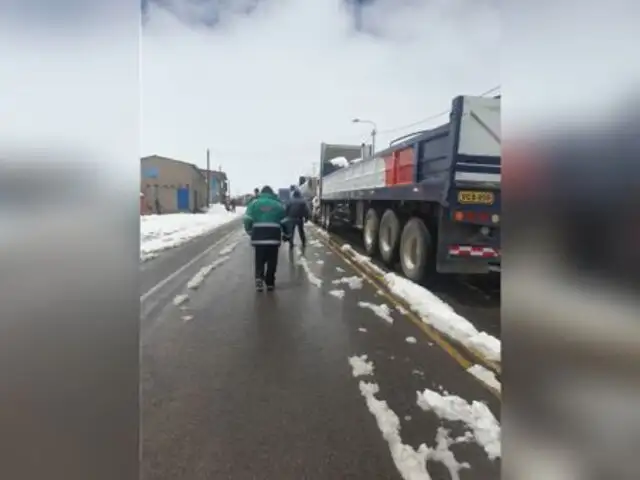 Cusco: bloqueo de vía en Condoroma tiene a decenas de personas varadas en plena nevada