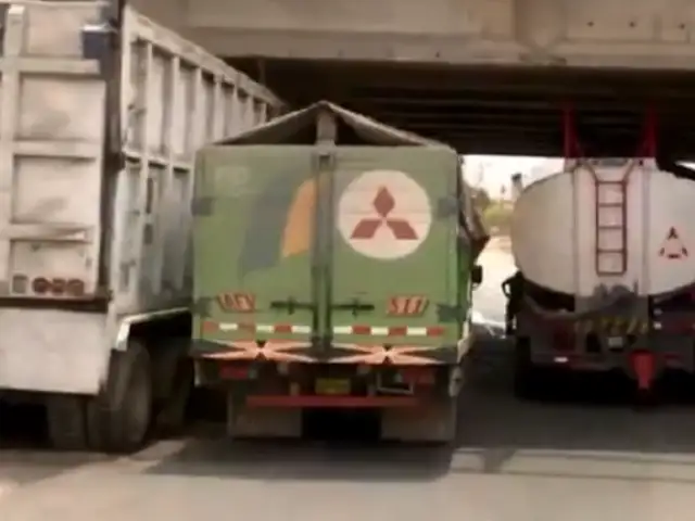SJL: Bypass recién inaugurado es bloqueado por camiones que permanecen estacionados
