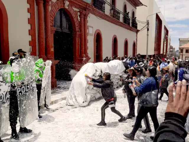 De las protestas a la celebración: manifestantes atacan con globos y espuma a Policías en Puno