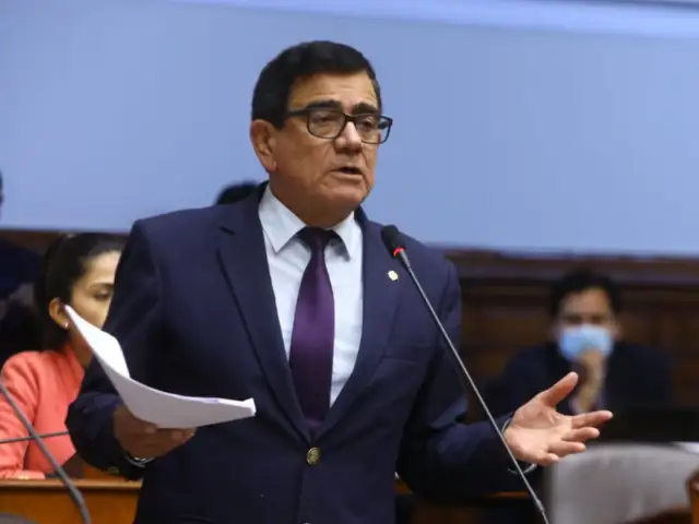 José Williams pide a Contraloría revisar procesos de contratación del Congreso tras denuncia de Panorama