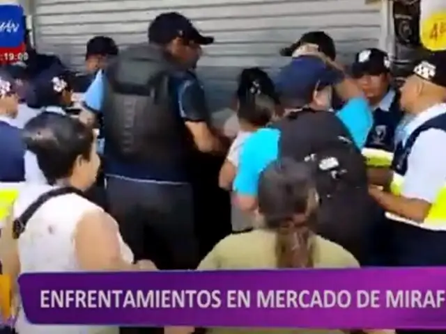 Municipio de Miraflores cierra mercado y comerciantes se enfrentan a Serenazgo