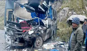 Violento choque entre un bus y un camión deja dos muertos y un herido en La Oroya