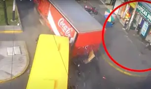 Esquina de la muerte: camión choca contra cúster y cuatro personas se salvan de morir