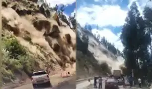 ¡Impactantes imágenes! Cerro se derrumba y casi aplasta a trabajadores en carretera