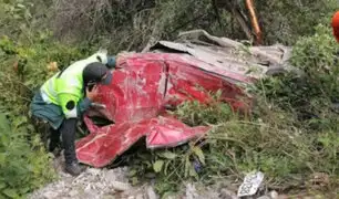Al menos dos muertos y ocho heridos graves deja caída de camioneta a un abismo en Huancavelica