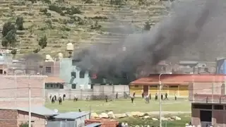 Puno: manifestantes incendian comisaría y reportan siete heridos