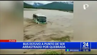 Piura: Bus interprovincial es arrastrado por lluvias y estuvo a punto de caer en quebrada