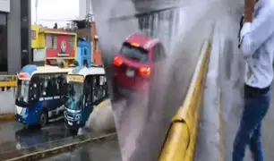 Conductores de transporte público realizan carrera en pista inundada por lluvias