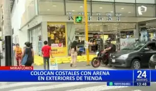 Ante posibles lluvias: Colocan sacos de arena en conocida tienda por departamento en Miraflores