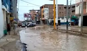 Emergencia por lluvias en Tumbes: conductores arriesgan sus vidas al pasar por vía inundada