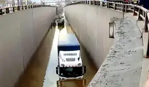 Huachipa: camión queda atrapado en medio de bypass inundado por las lluvias