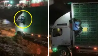 Sujeto se hace viral tras treparse a un camión para cruzar huaico: “El spiderman de los Huaicos”