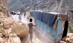 ¡Impactante! Camión estuvo a punto de ser aplastado por inmensas rocas en Áncash